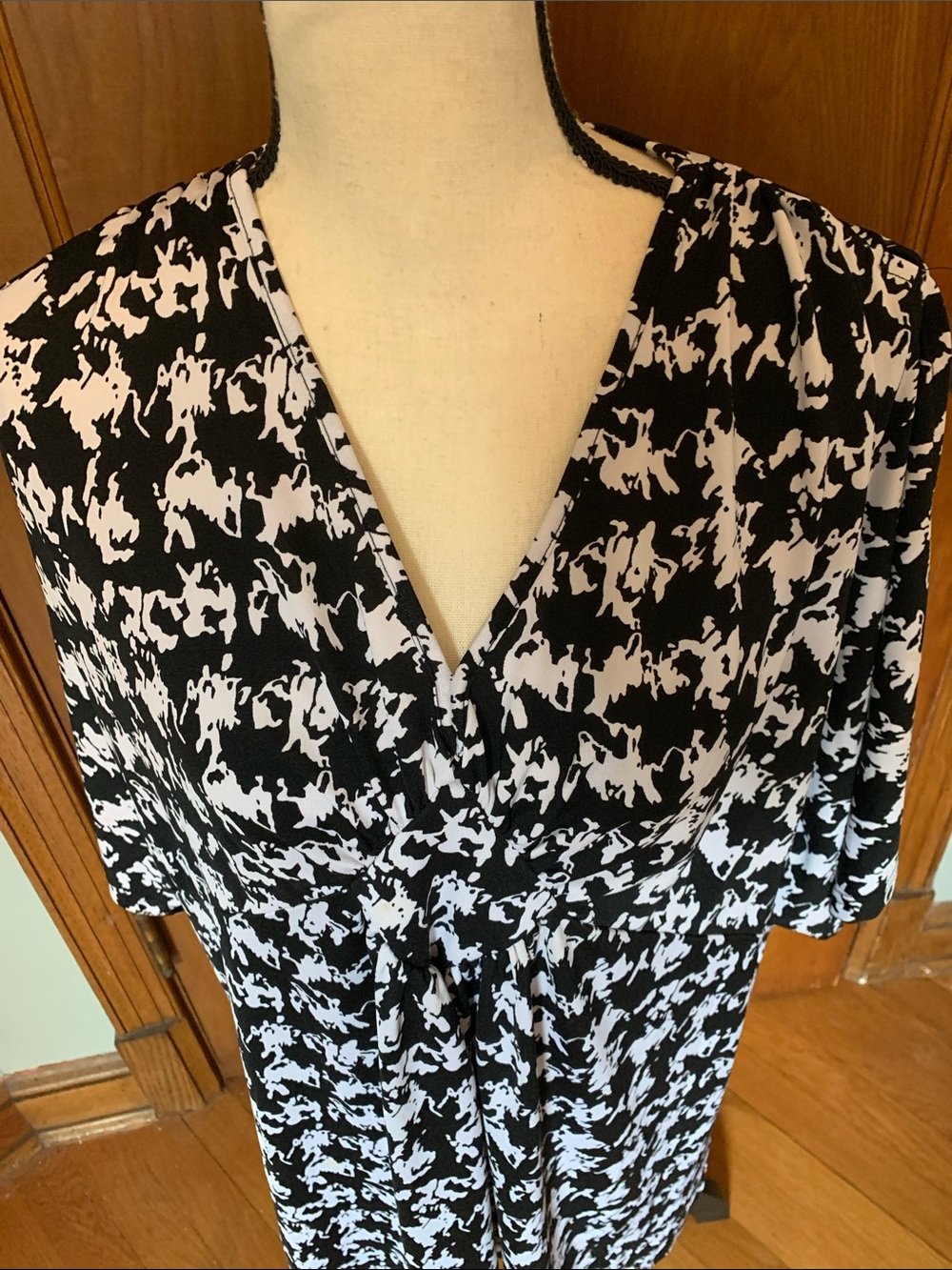 Avenue Studio Black and White Abstract Print V-Neck Top - Picture 3 of 10